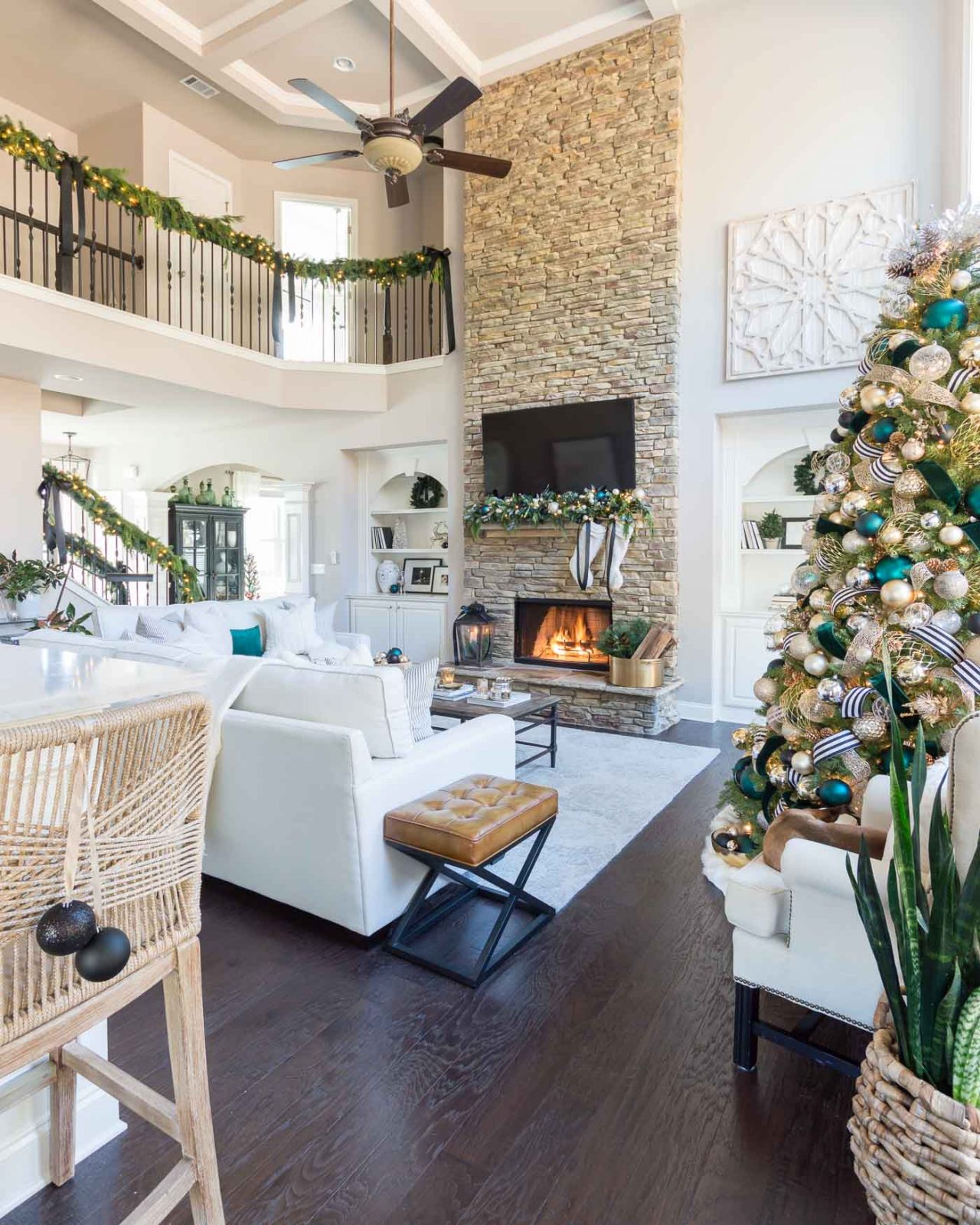Різдвяні декорації: як гармонійно прикрасити будинок до свят і не перетворити на хаос із дощику 7